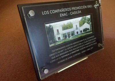 Placa de acrílico transparente con fotografía de una escuela y dedicatoria de compañeros de la promoción 1961