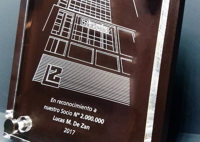 Reconocimiento transparente de acrílico con ilustración arquitectónica grabada y base de madera para La Segunda