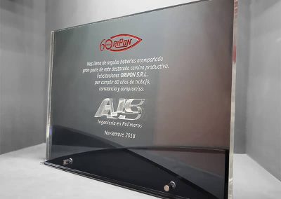 Placa Horizontal de acrílico transparente con mensaje grabado, logotipo de Oripon y base negra