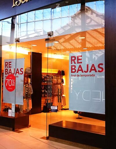 Banner de lona para vidriera con pasacaño.