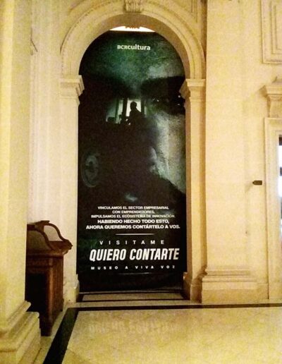 Arcada en un salón de la Bolsa de Comercio de Rosario cubierta con una lona impresa.