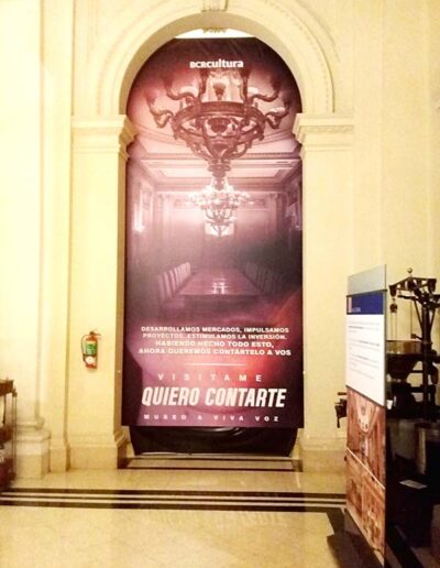Arco en un salón de la Bolsa de comercio de Rosario cubierto con una lona impresa