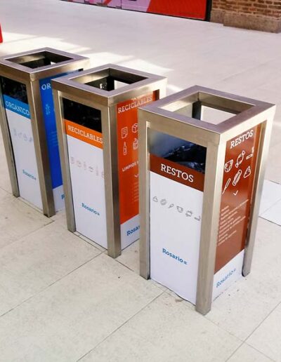 Cestos de residuos en centro comercial.