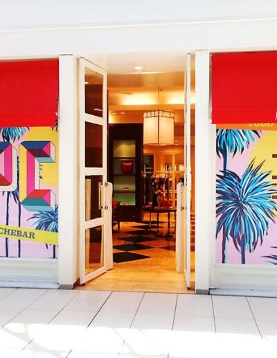 Gigantografías impresas en las vidrieras de local comercial.