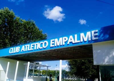 Entrada del Club Atlético Empalme con cartel corpóreo.