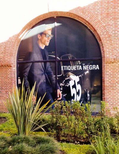 gigantografía cubriendo ventana de local de venta de indumentaria masculina en Shopping Center.
