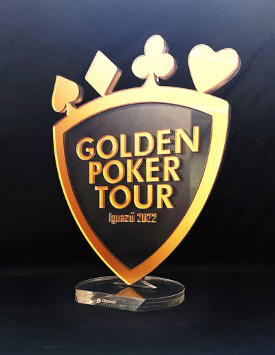 Trofeo en acrílico de distintos espesores y vinilo dorado metalizado.