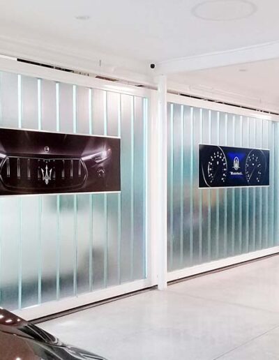 Gigantografias colocadas con motivos de interior y exterior de un automóvil en el interior de local de Maserati.