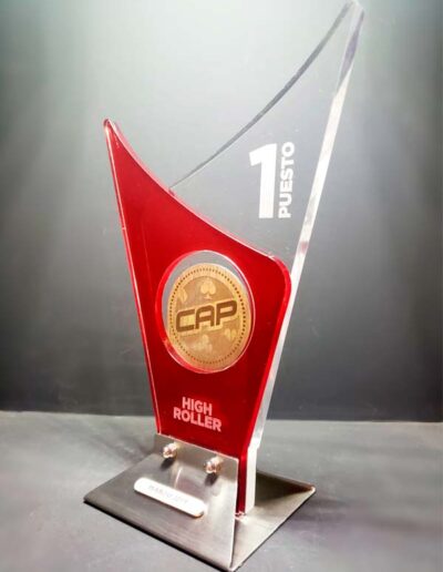 Premio para torneo de póker realizado en con varias capas de acrílico coloreadas con vinilo, acero inoxidable grabado y base metálica.