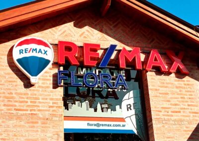Cartel corporativo con letras corpóreas con frente de acrílico iluminado