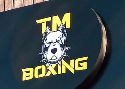 Cartel circular con illuminación interior puesto en fachada de gimnasio TM BOXING.