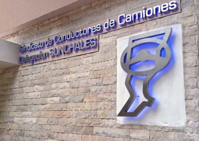 Cartel corporativo con letras corpóreas de chapa retroiluminadas