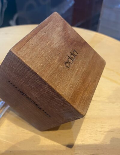 Cubo de madera de roble grabado con laser en las seis caras